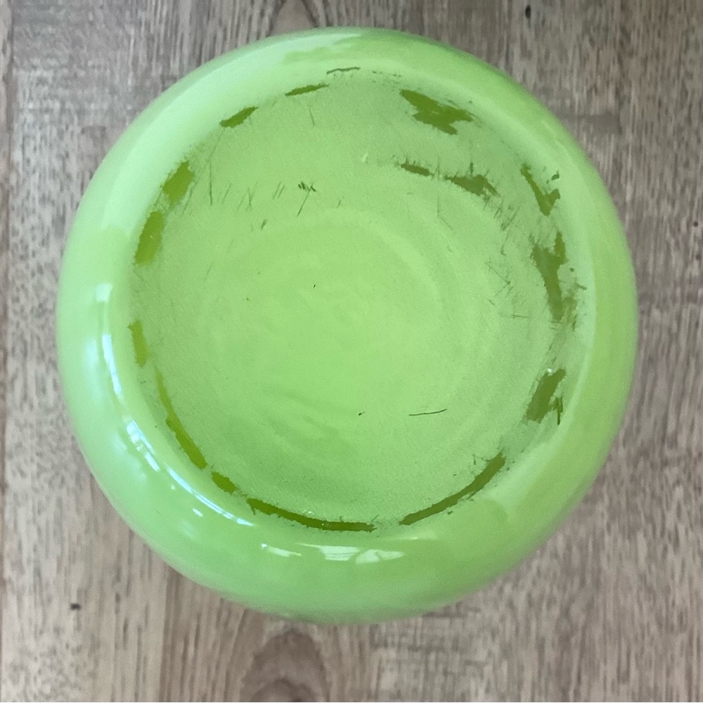 BEAUTIFUL LIME GREEN GLASS VASE - Picture 3 of 3